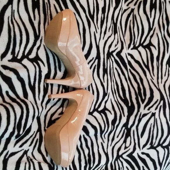 Beige patent round toe platform stilettos - Picture 2 of 4